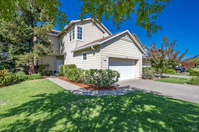 photo 1: 10 Edgewater Ct, San Rafael CA 94903