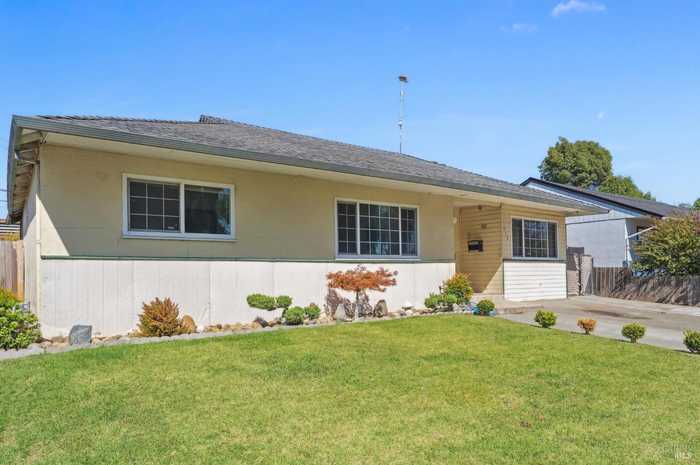 photo 2: 218 E Tennessee St, Fairfield CA 94533