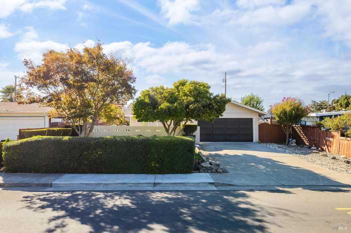 photo 2: 2207 Dover Ave, Fairfield CA 94533