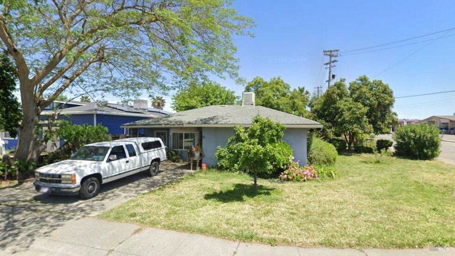 photo 1: 10 Solano Dr, Dixon CA 95620