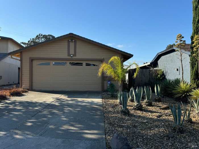 photo 1: 963 Matthew Ct, Fairfield CA 94533