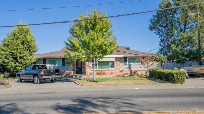 photo 1: 170 N Lincoln St, Dixon CA 95620