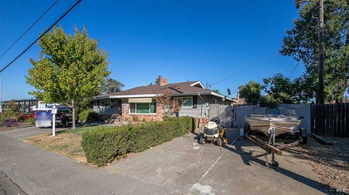 photo 2: 170 N Lincoln St, Dixon CA 95620