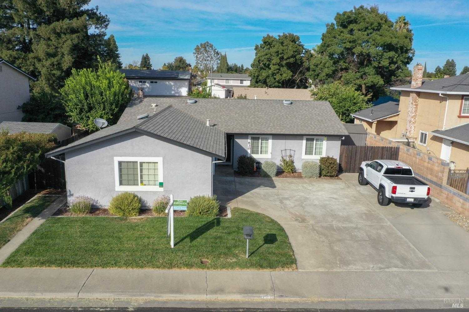 photo 1: 630 Mckenzie Dr, Dixon CA 95620