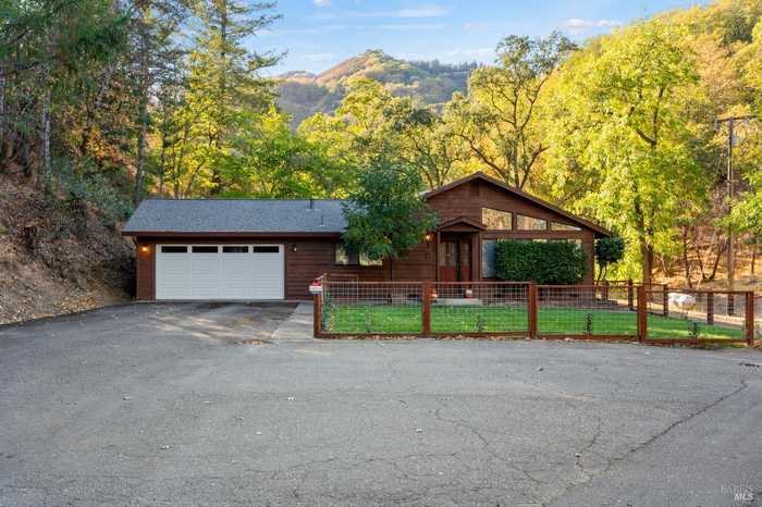 photo 1: 403 Crestview Dr, Ukiah CA 95482