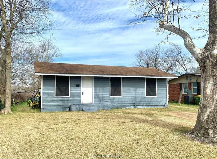 photo 1: 1002 W 9th Street, Hearne TX 77859