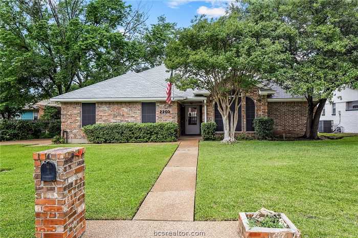 photo 2: 2203 Quail Hollow Drive, Bryan TX 77802