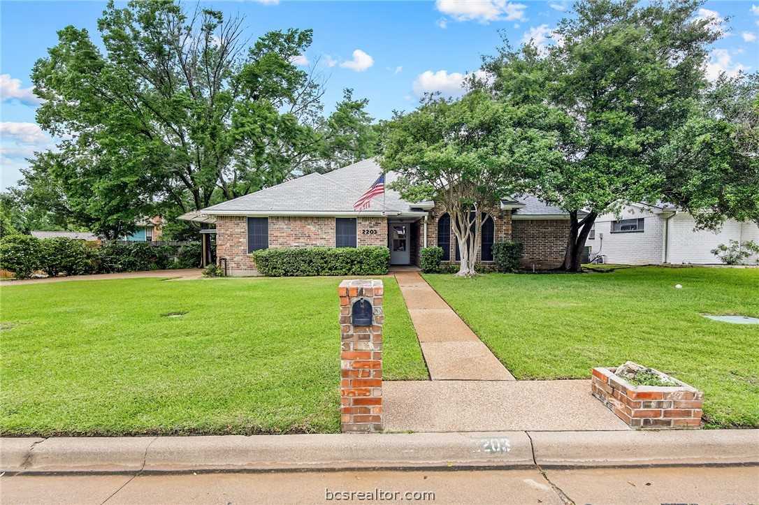 photo 3: 2203 Quail Hollow Drive, Bryan TX 77802