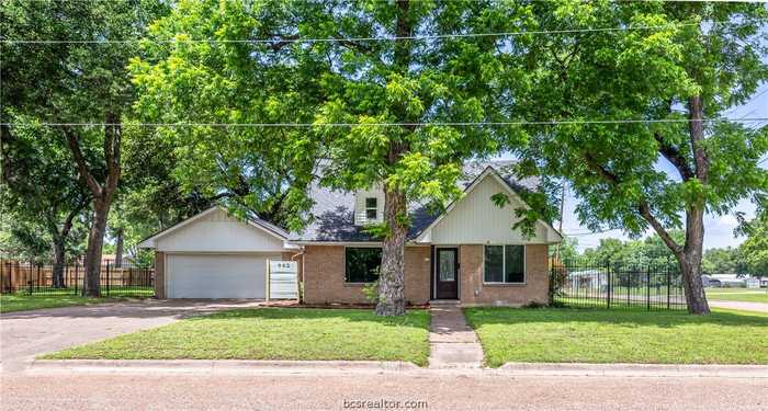 photo 1: 902 W 3rd St, Hearne TX 77859