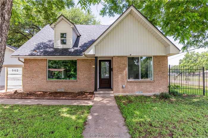 photo 2: 902 W 3rd St, Hearne TX 77859