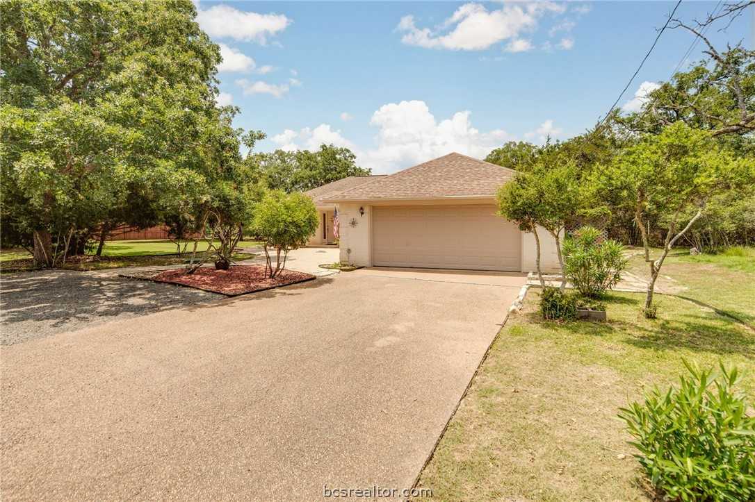 photo 2: 212 Shadow Oak Lane, Somerville TX 77879