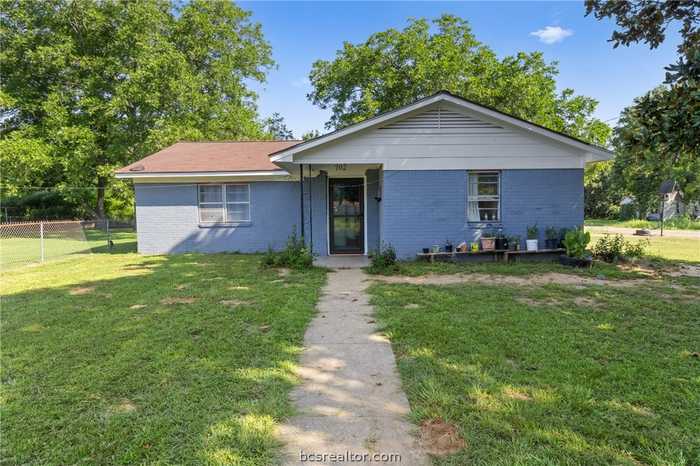 photo 1: 702 W 10th Street, Hearne TX 77859