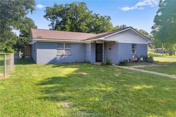 photo 2: 702 W 10th Street, Hearne TX 77859