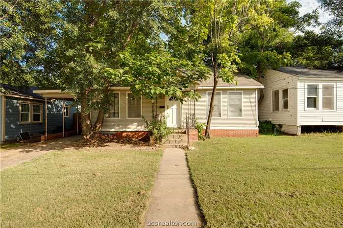 photo 1: 604 Barton Street, Hearne TX 77859