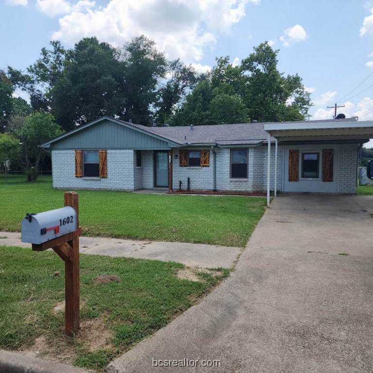 photo 1: 1602 Cedar Street W, Hearne TX 77859