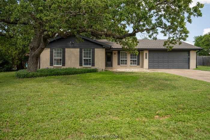 photo 1: 3502 Oak Ridge Dr, Bryan TX 77802