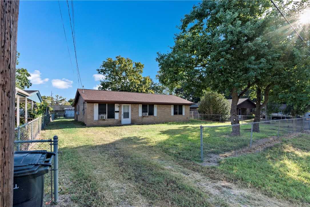 photo 2: 904 N Temple Street, Caldwell TX 77836