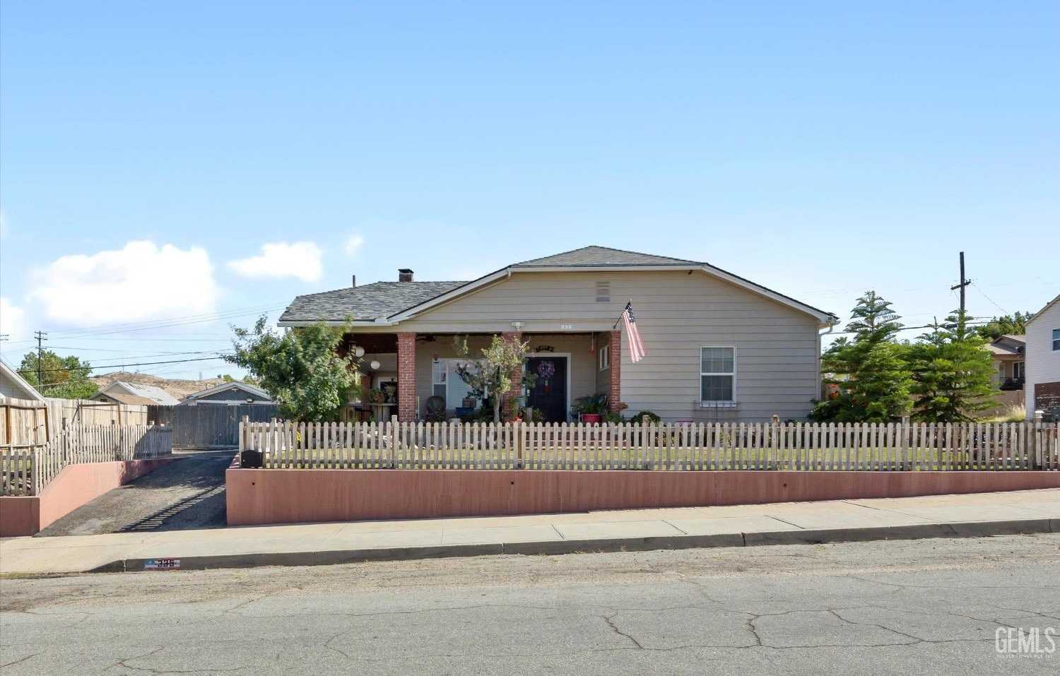 photo 3: 335 D Street, Taft CA 93268