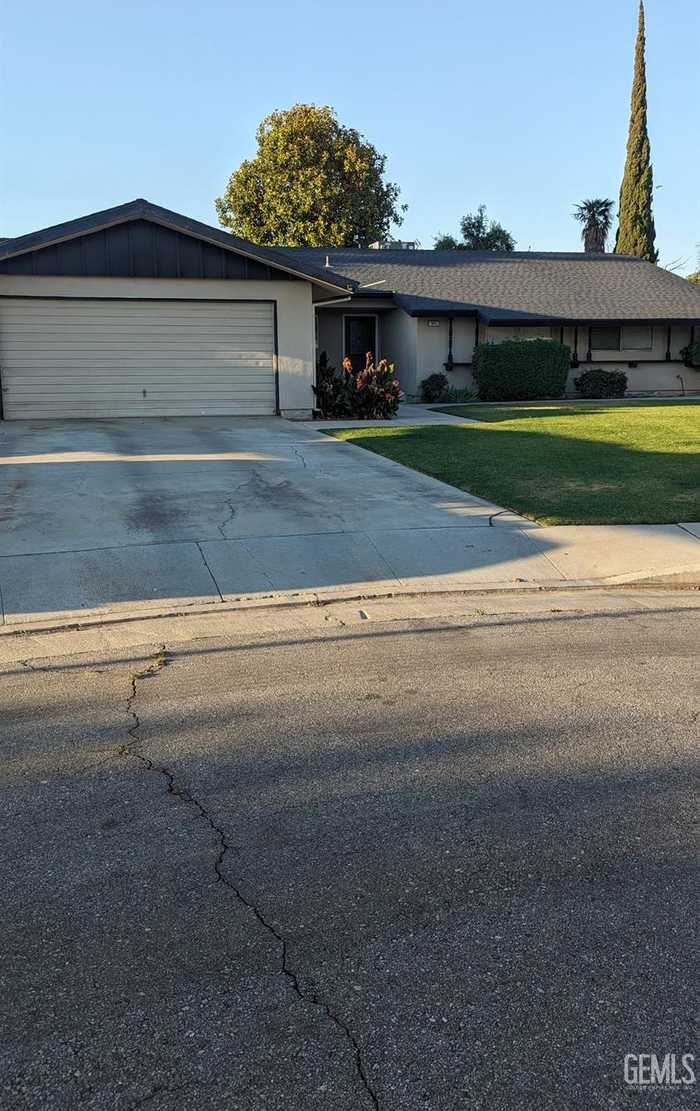 photo 1: 512 Friant Court, Bakersfield CA 93309