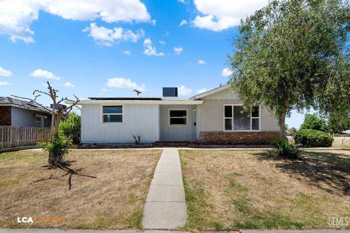 photo 1: 705 Garratt Street, Taft CA 93268