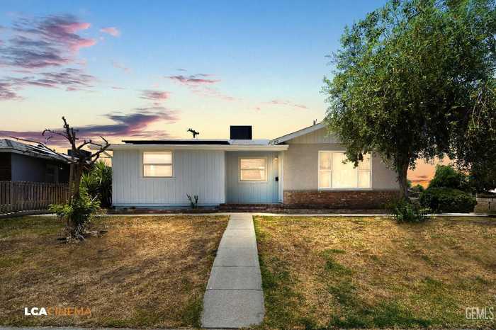 photo 2: 705 Garratt Street, Taft CA 93268