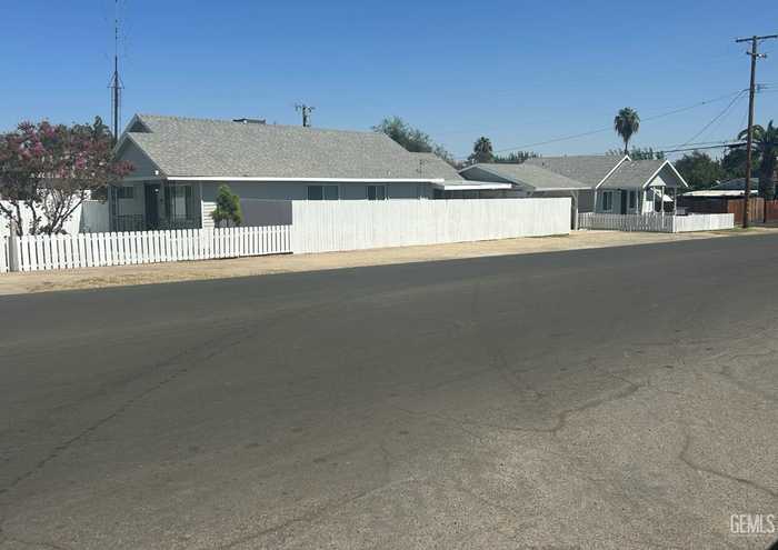 photo 1: 400 Pierce Street, Taft CA 93268