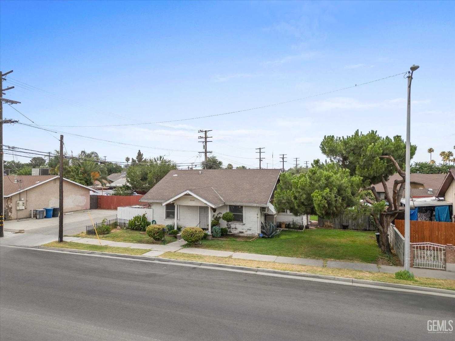 photo 2: 1010 10th Avenue, Delano CA 93215