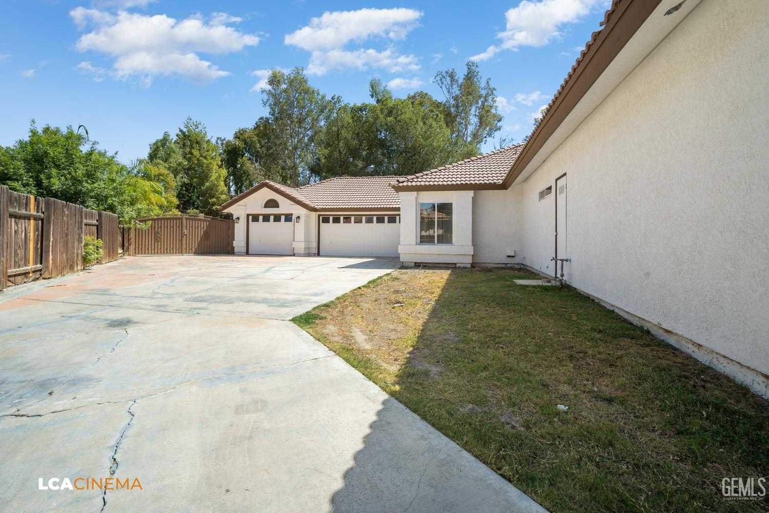 photo 3: 5303 Stone Canyon Street, Bakersfield CA 93306