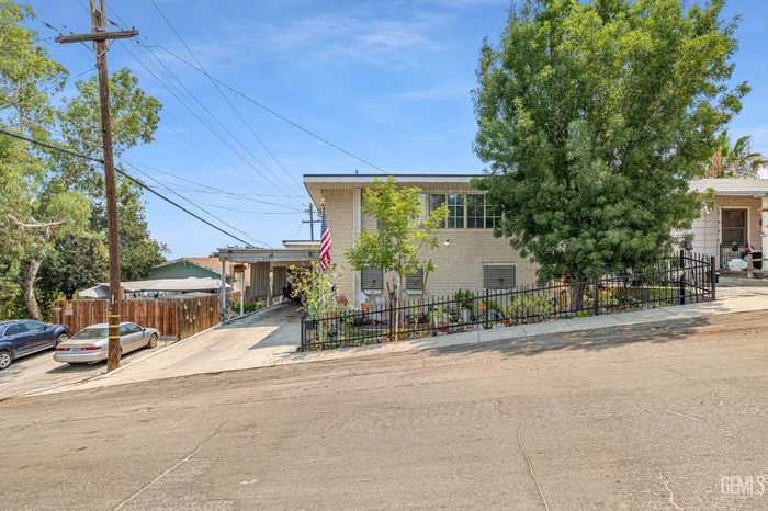 photo 1: 504 Garfield Avenue, Taft CA 93268