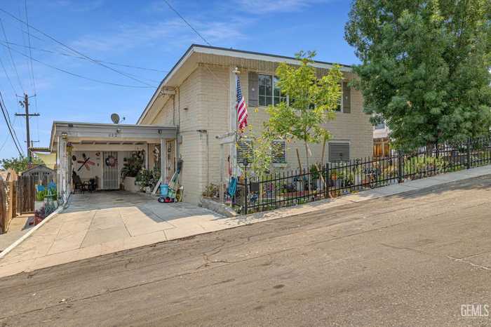 photo 2: 504 Garfield Avenue, Taft CA 93268