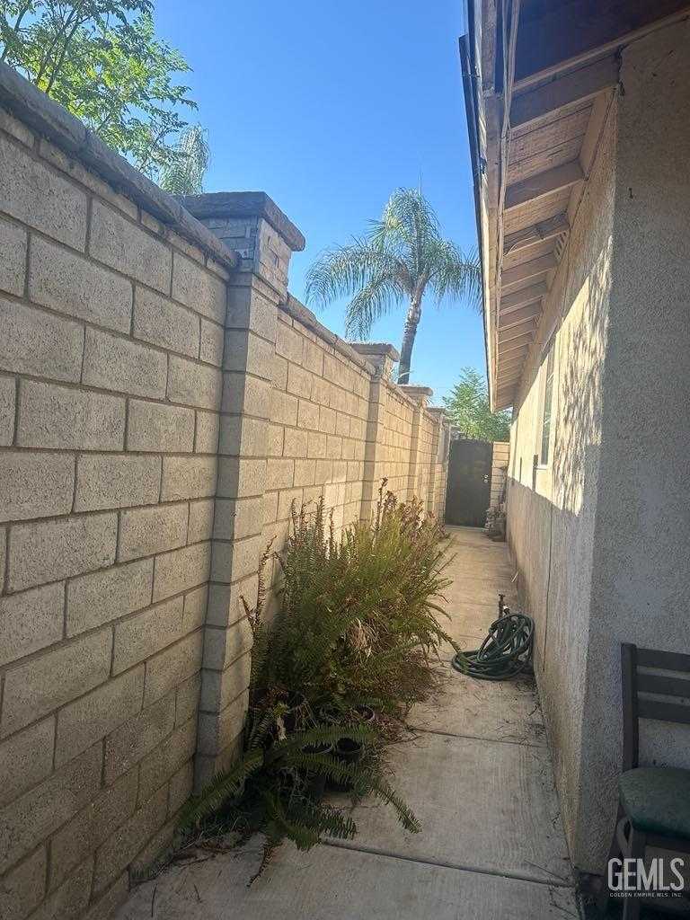 photo 3: 725 18th Place, Delano CA 93215