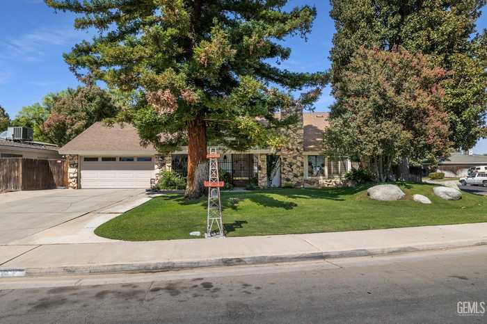 photo 1: 4300 Woodlake Drive, Bakersfield CA 93309