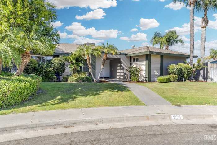 photo 1: 206 Robin Way, Taft CA 93268