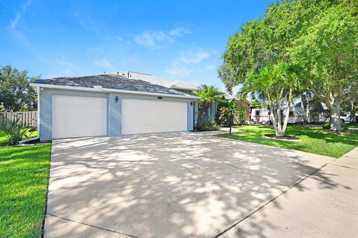 photo 2: 2523 Woodfield Circle, Melbourne FL 32904