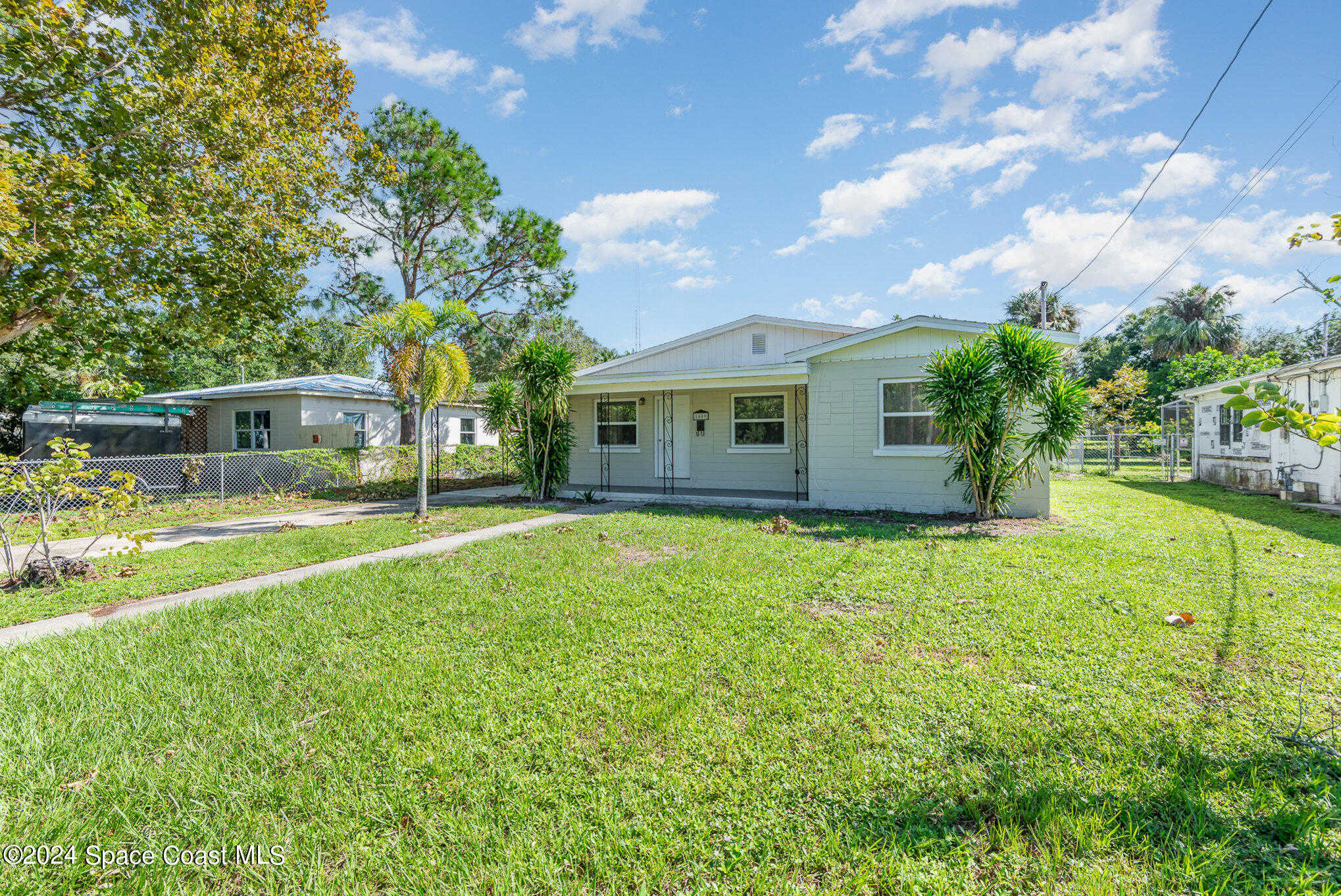 photo 2: 1609 Pine Street, Melbourne FL 32901