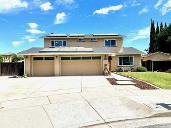 photo 1: 105 London Place, GILROY CA 95020