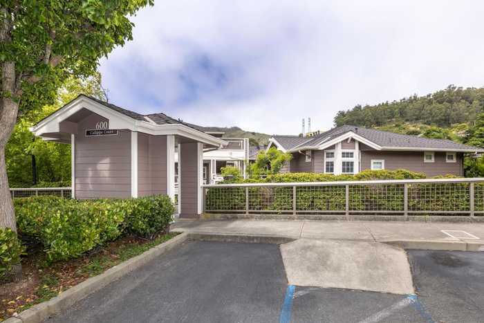 photo 2: 613 Callippe CT, BRISBANE CA 94005