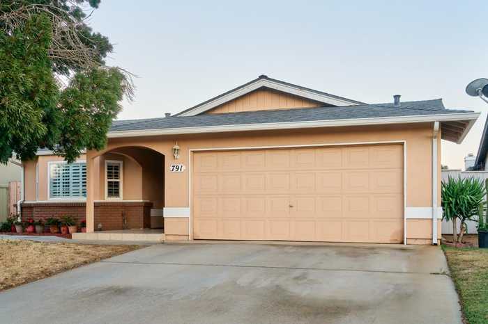 photo 1: 791 McDonald WAY, GREENFIELD CA 93927