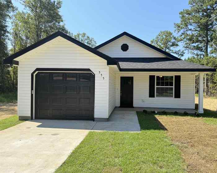 photo 1: 555 WILLIAMS ST Street, GRETNA FL 32332