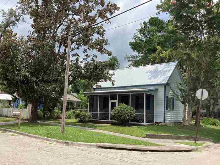 photo 1: 523 SW Horry Avenue, MADISON FL 32340