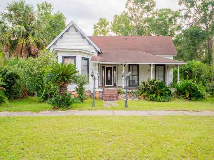 photo 1: 113 NE Haynes Street, MADISON FL 32340