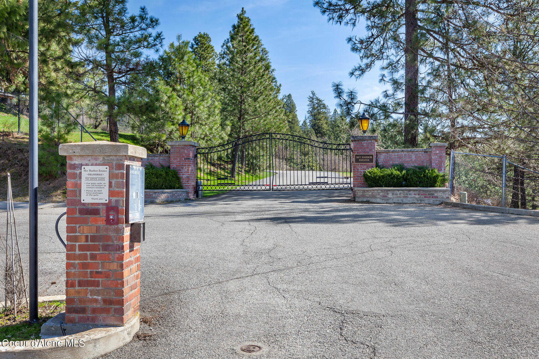 photo 3: 4053 E SKY HARBOR DR, Coeur d'Alene ID 83814