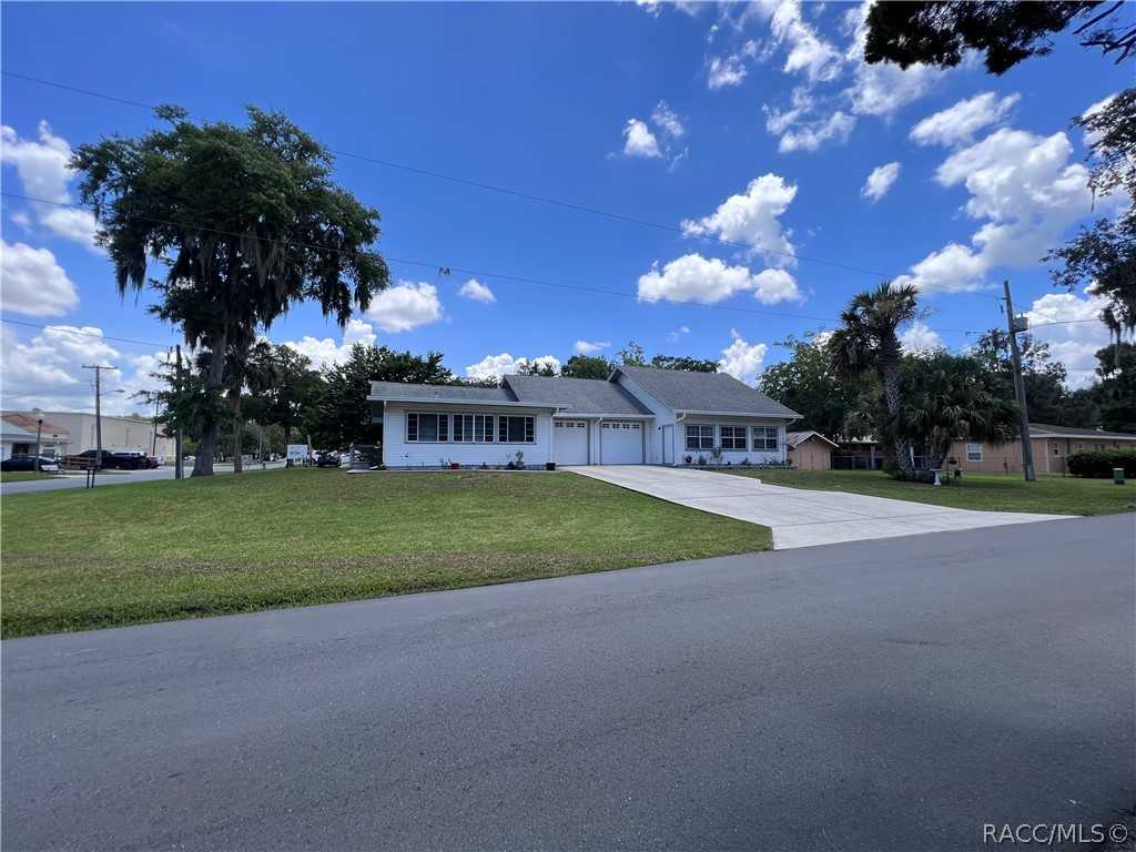 photo 3: 404 NE 3rd Street, Crystal River FL 34429