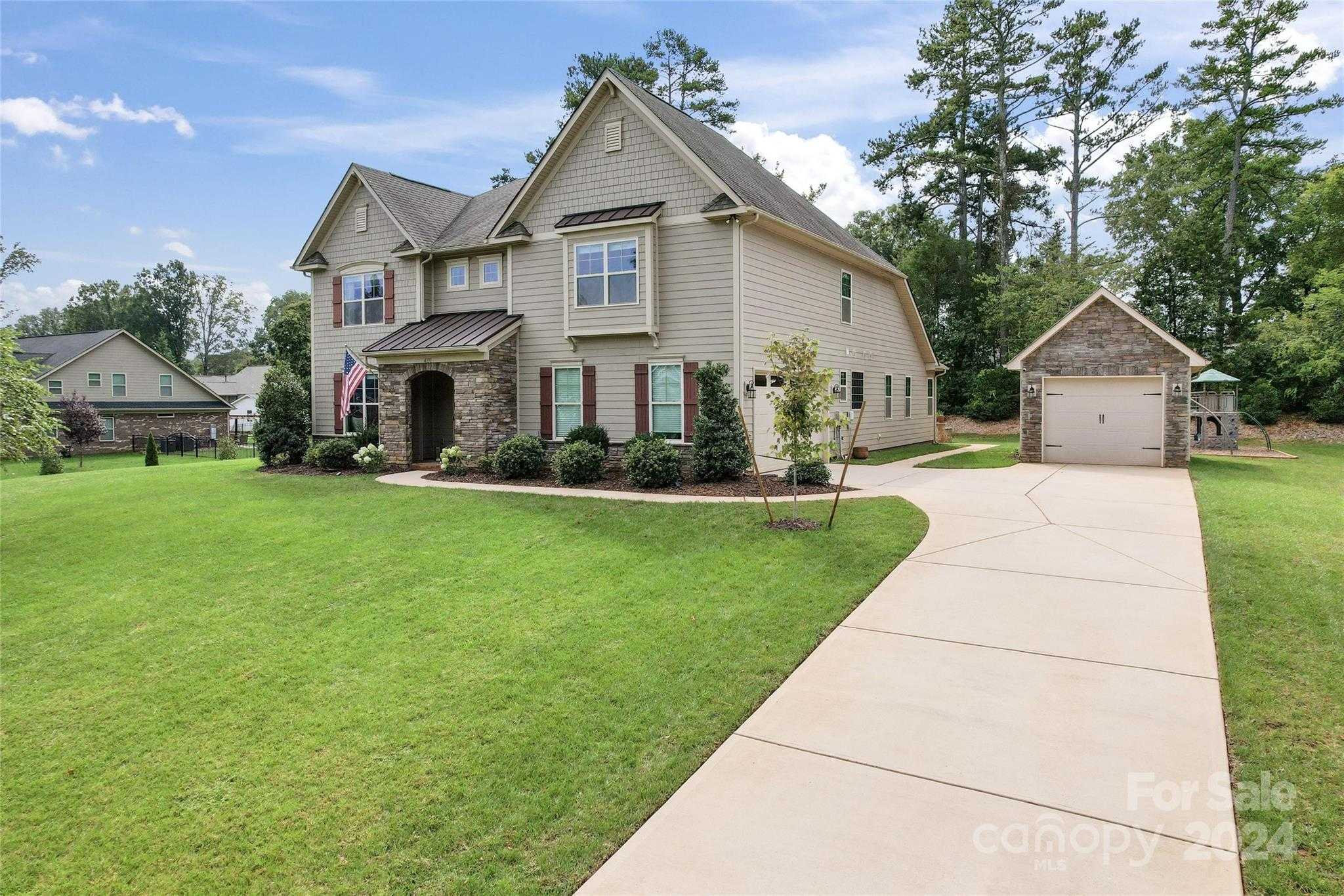 photo 2: 4131 Nottaway Place Drive, Matthews NC 28105