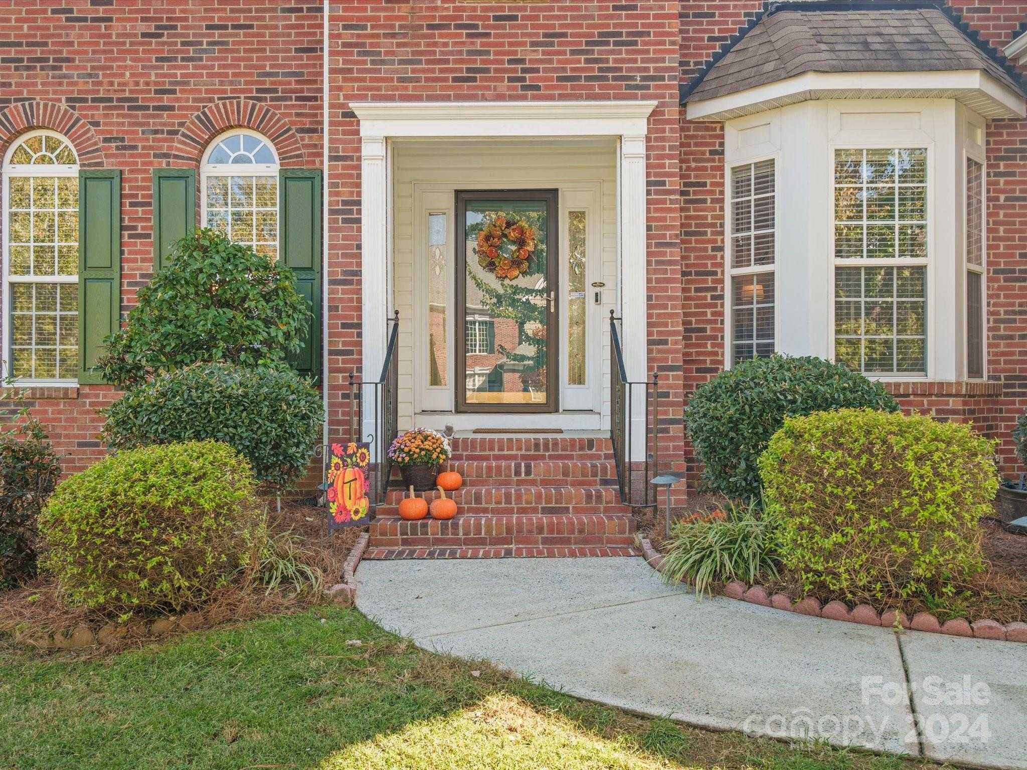 photo 3: 11118 Fountaingrove Drive, Charlotte NC 28262