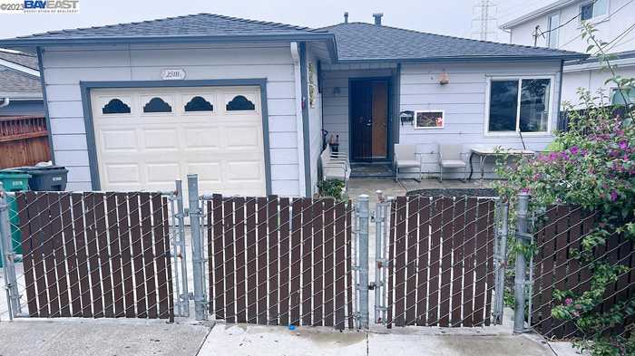 photo 2: 25111 Del Mar Ave, Hayward CA 94542