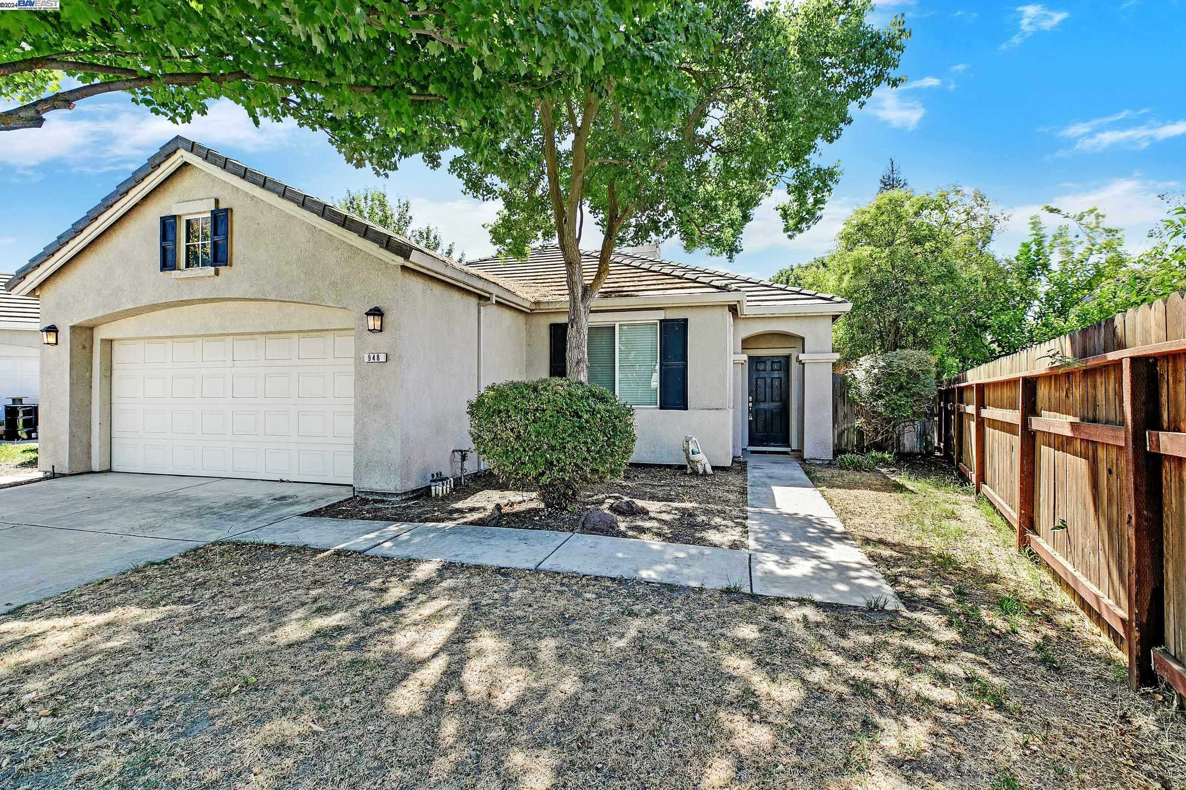 photo 1: 948 Monarch Ct, Manteca CA 95337