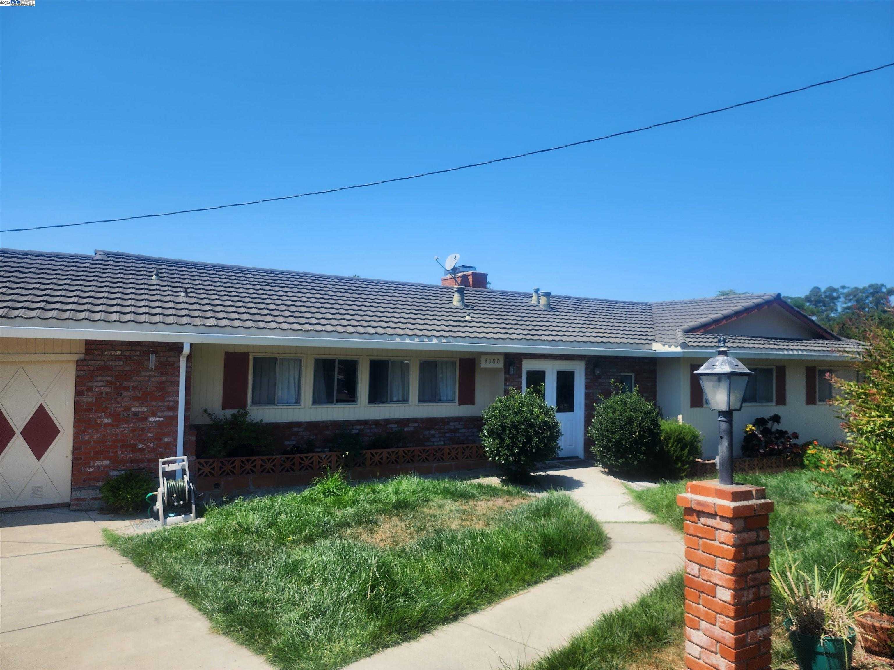 photo 1: 4180 Dingley St, Oakland CA 94605