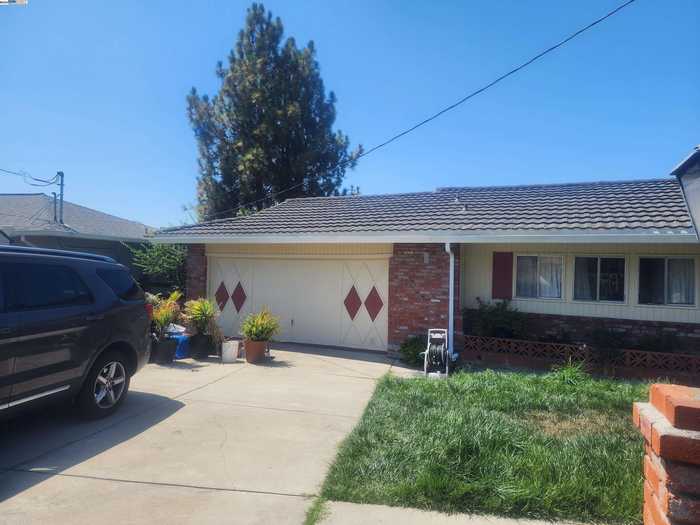 photo 2: 4180 Dingley St, Oakland CA 94605