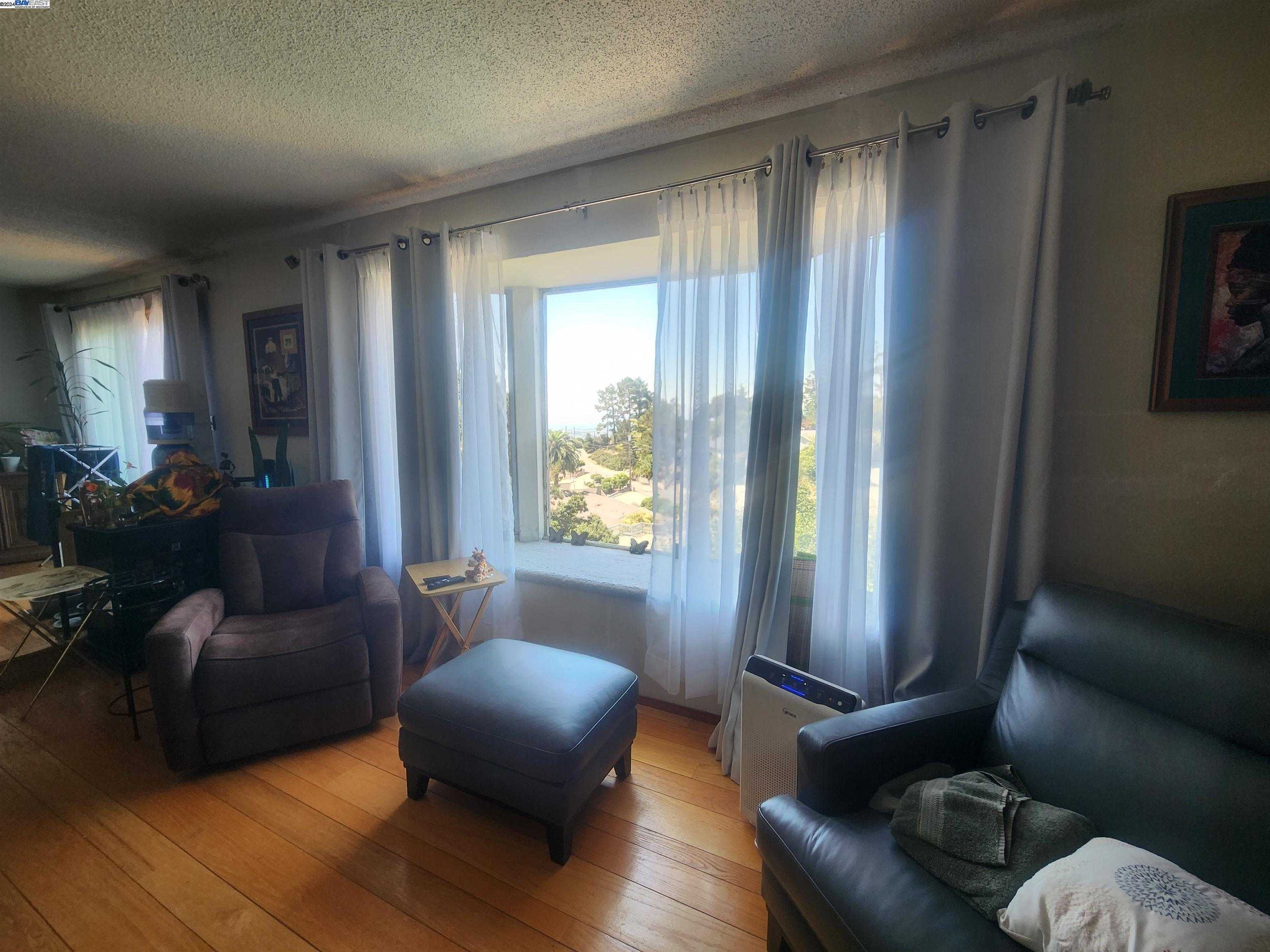 photo 3: 4180 Dingley St, Oakland CA 94605